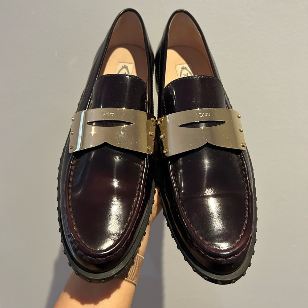 Authentic Tod’s Burgundy Leather Loafers Gold Hardware Women size 39 - Picture 1 of 6